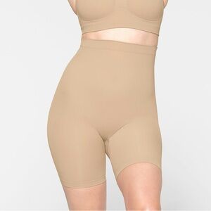 NWT- Skims Seamless Sculpt Mid Thigh Shorts XL Clay